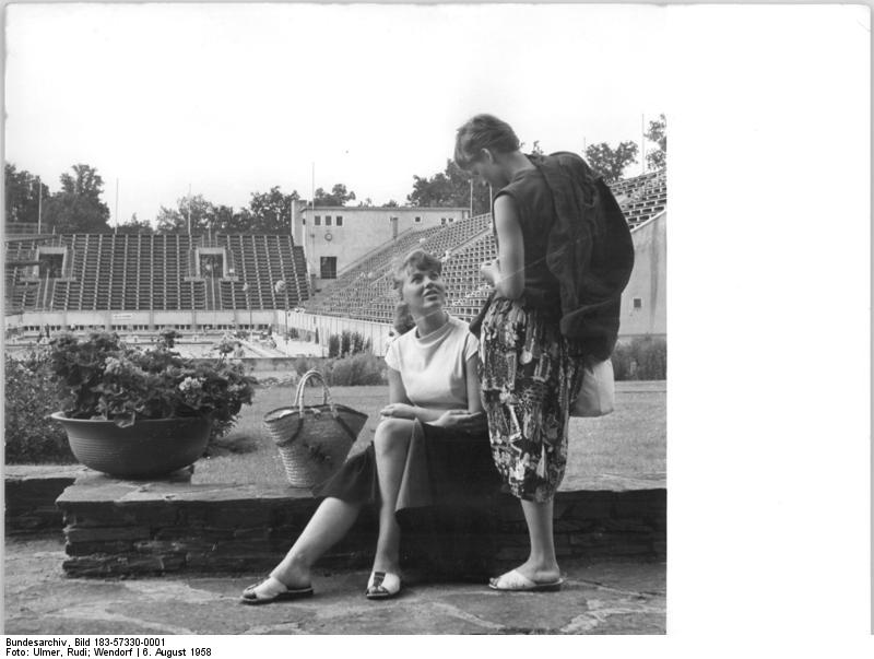 Historic photo of the Schwimmstadion am Friedrichshain with its 50-metre pool and diving tower