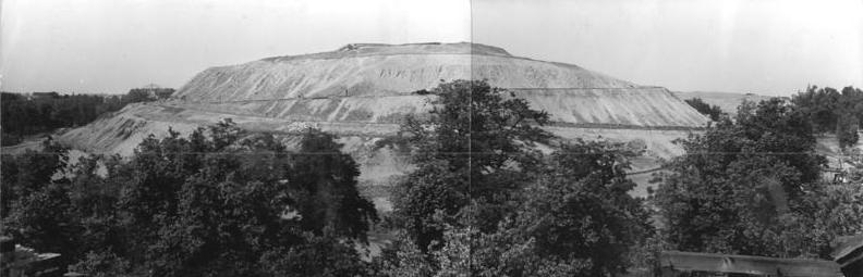 1950 photo of the rubble mountain forming in Volkspark Friedrichshain, later nicknamed Mont Klamott